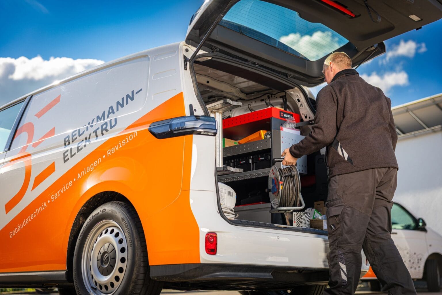 Techniker belädt Fahrzeug