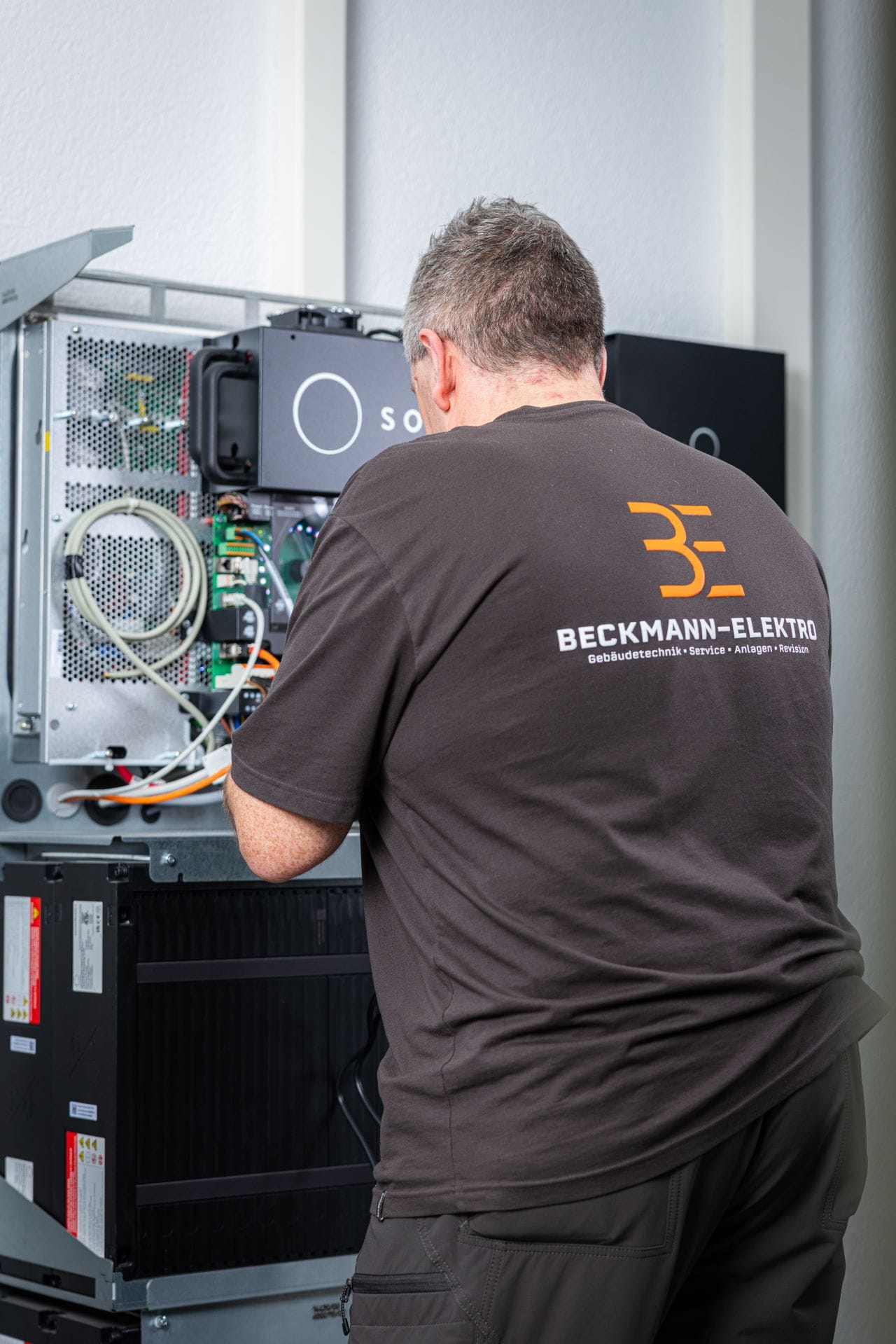 Techniker an Batteriespeicher