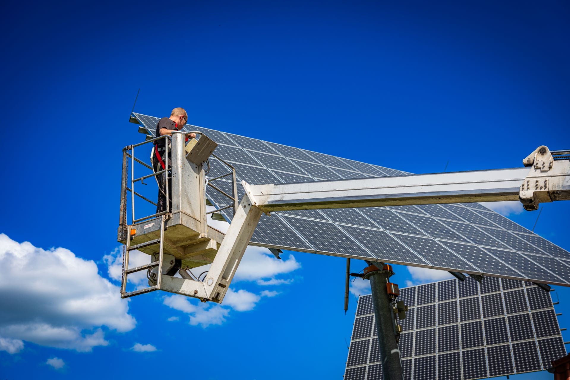 Montage am Solarmodul per Kran