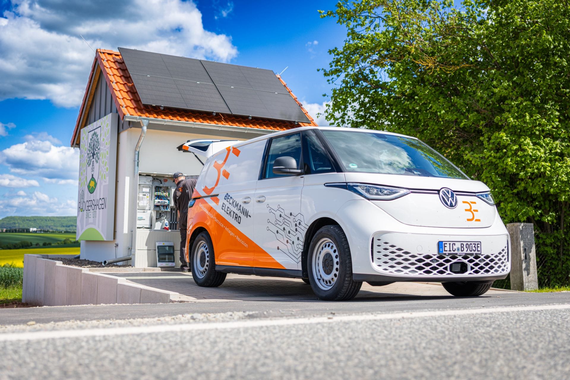 Firmenfahrzeug vor Schaltschrank